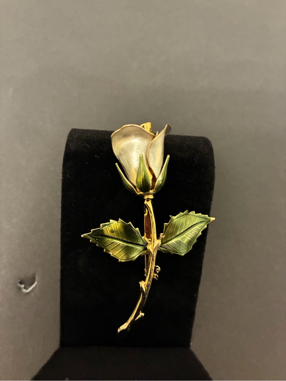 Pre-owned Vintage Giovanni Gold Tone Rose Brooch with Green Enamel Leaves